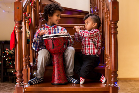 两个混血男孩演奏音乐孩子们在圣诞节播放音乐保持节奏图片