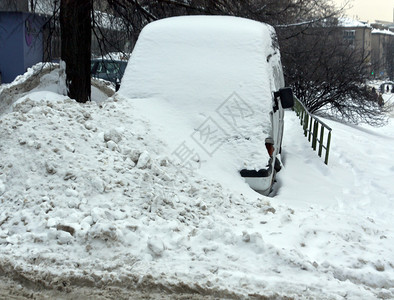 小巴停在雪地里季节背景和质地图片