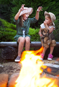 两姐妹晚上围着篝火说故事图片