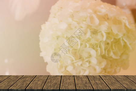 为浪漫和婚礼概念提供软焦点和彩色过滤器的白色波兰花图片