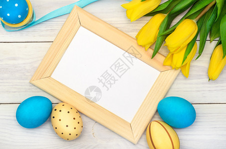 复活鸡蛋和在白木背景上的郁金香图片