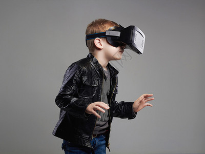 小男孩在虚拟现实的眼镜游戏中玩游戏3D装置技术图片
