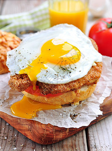 三明治配鸡肉炸排番茄和鸡蛋图片