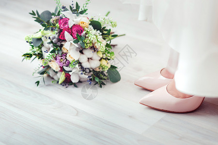 婚鞋和花束图片