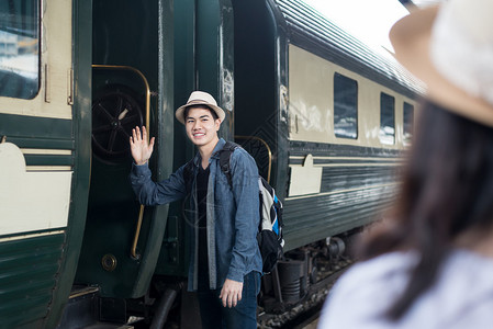 英俊的亚洲年轻人在乔恩之前跟火车站图片