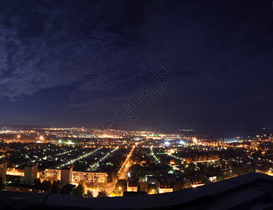 夜间与月光相伴的城市风景图片