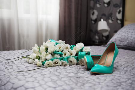 新娘属新娘的早晨白玫瑰和蓝色丝带的婚礼花束和蓝色漆皮高跟鞋婚图片