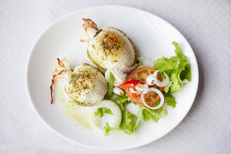 西班牙加那利热带岛屿特内里费岛加拉奇科当地餐厅供应新鲜的烤墨鱼配沙拉西图片