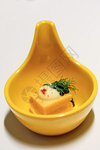黄鸭勺上的鱼子酱蛋开胃菜图片