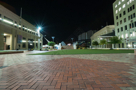 新西兰惠灵顿市中心央图书馆惠灵顿市公司大楼之间的夜景市民背景图片