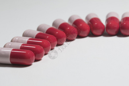 白色的红色和粉红色抗生素胶囊组图片