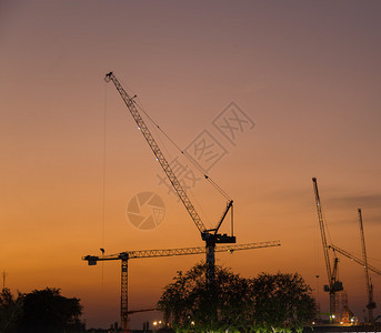 晚上的建筑起重机建筑起重图片