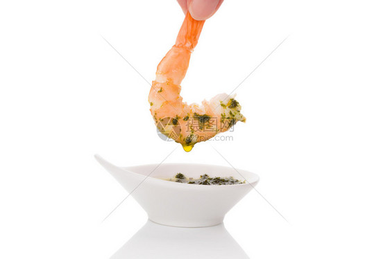 吃美味的虾把煮熟的虾变成美味的酱汁图片