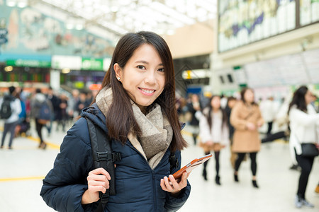 亚裔青年女子在火车图片