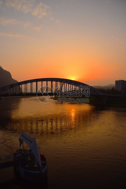 拉贝河港口的日出图片