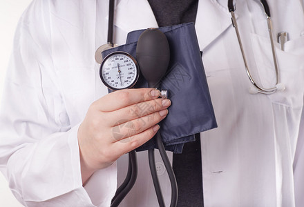 站在血压计和血压计的医生手握血压计图片