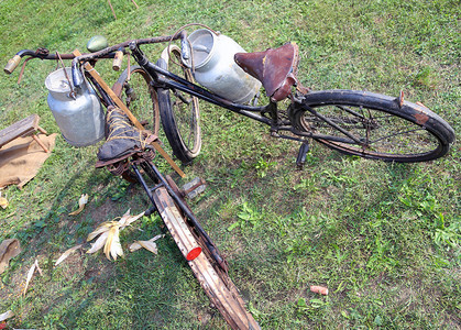 古老的生锈自行车用于在铝图片