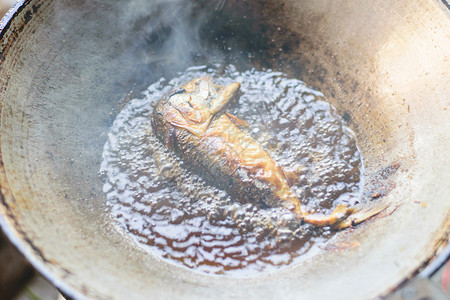 用平底锅晚餐时间在热油中烧制的鲭鱼图片
