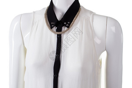 模特上有项链的衬衫女人的银项链和衬衫衬衫领子上的水钻图片