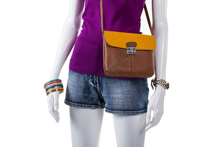 紫色上衣和双彩包披着假发的皮囊女时髦的手袋和短裤现代青图片