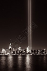纽约市中心城市建筑在晚上和9月1图片