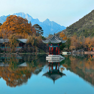 云南丽江的黑龙池背景图片