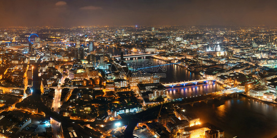 伦敦的空中观察全景在夜间与城市建筑和图片