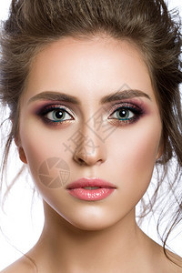 年轻美女的近身肖像现代多色烟雾双眼组成脸部皮肤护理和时装化妆概念图片
