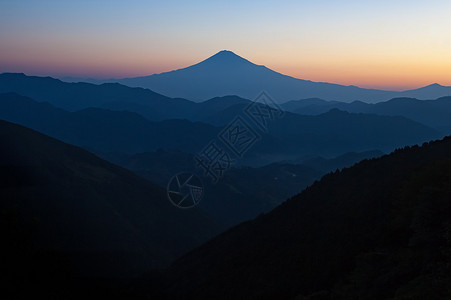 从静冈县高山看秋季富士山美丽的日出时间图片