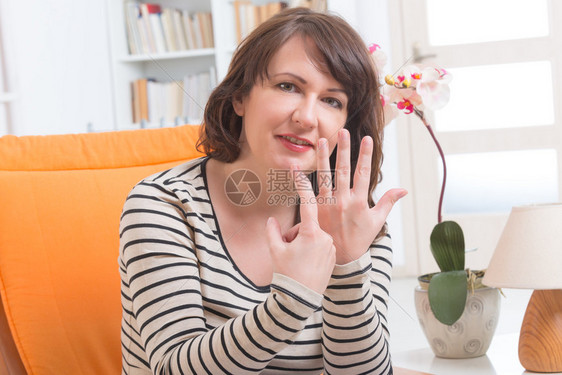 女人在手指点上做EFT情绪释放技术图片