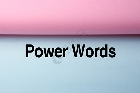 蓝色纸上的黑文字PowerWords和粉红背景图片