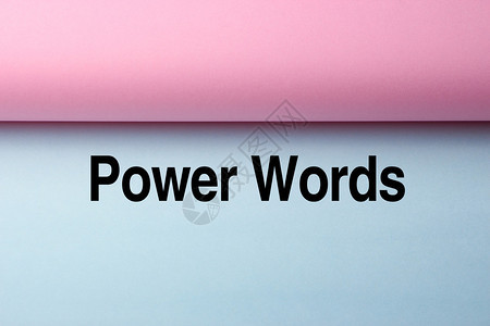 蓝色纸上的黑文字PowerWords和粉红背景图片