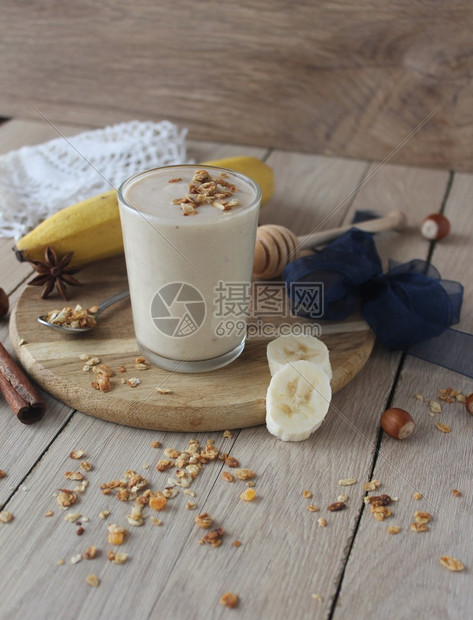 香蕉冰沙配燕麦和榛子图片