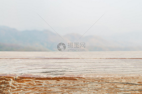 在模糊的背景前的木板空桌子森林中模糊山上的透视灰色木材可用于展示或蒙太奇您的产品春暖花开的季节图片