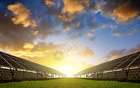 日落天空的太阳能电池板清洁能源图片
