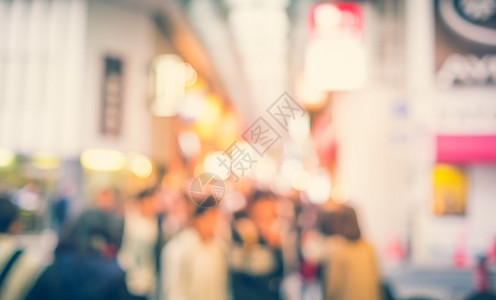 日本大阪Namba区Dotonbori路的模糊人图片