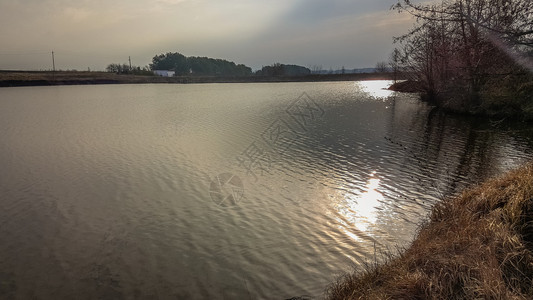 湖上美丽的风景图片