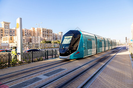 新的现代电车在阿联酋迪拜2015年12日在阿拉伯联图片