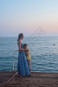 母亲和儿子晚上在土耳其阿拉尼亚图片