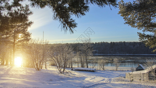 日落时俄罗斯村庄的冬季风景白雪图片