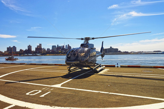 美国纽约曼哈顿下城直升机停坪上的黑色直升机图片
