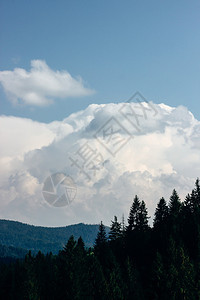 在蓝天空和云雾的本底山丘和山谷的美丽图片