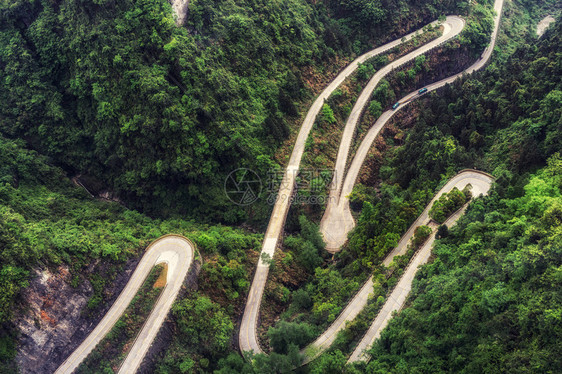 从最长的缆车上看天门山盘公路摄于图片