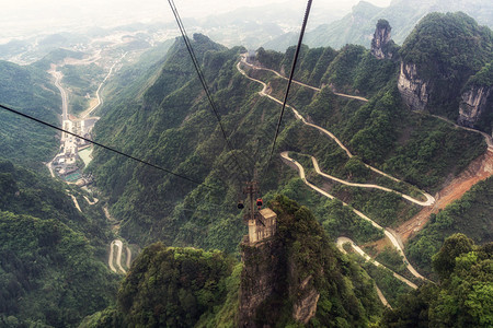 从最长的缆车上看天门山盘公路摄于图片