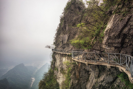 从悬崖空步道看天门山图片