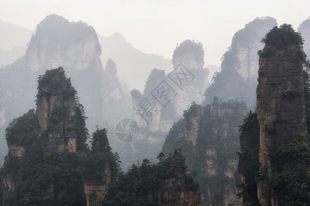 张家界南天一柱山顶高方尖像深谷的岩石一样在地表景色背景