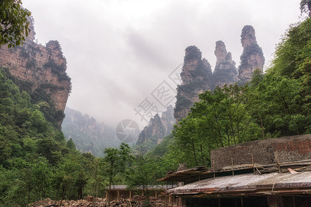 杨家界风景区张家界景观与一栋废弃建筑高大的方尖碑图片