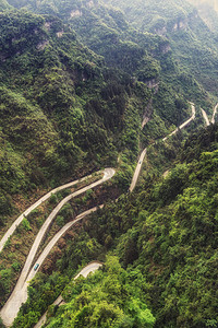 从最长的缆车上看天门山盘公路摄于图片