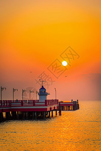 泰国日出时的风景红码头背景图片