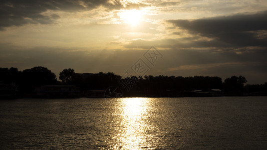 江面日落背景图片